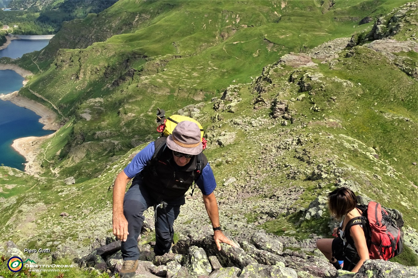 42 Ultimo tratto per la cima del Pizzo Camilla  impegnativo su roccette con uso delle mani.JPG